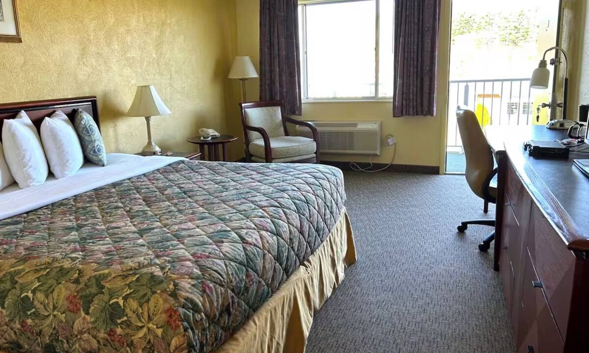 Logan Hotel | Roadtrip-Friendly Family Stay | Free Parking | Scenic Nature Attractions