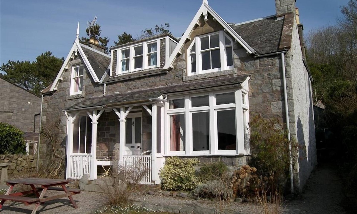 Kippford Cottage | Rocklea - a house that sleeps 8 guests in 4 bedrooms