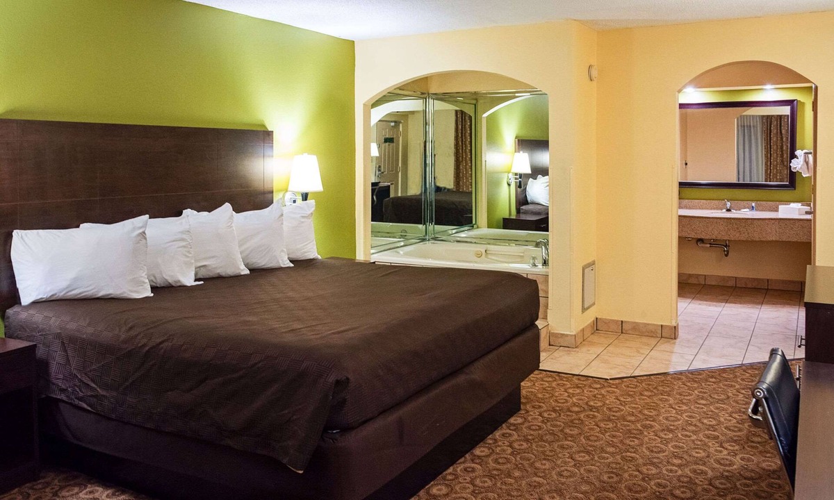 Clarksville Hotel | Rodeway Inn & Suites Clarksville near Governors Square Mall