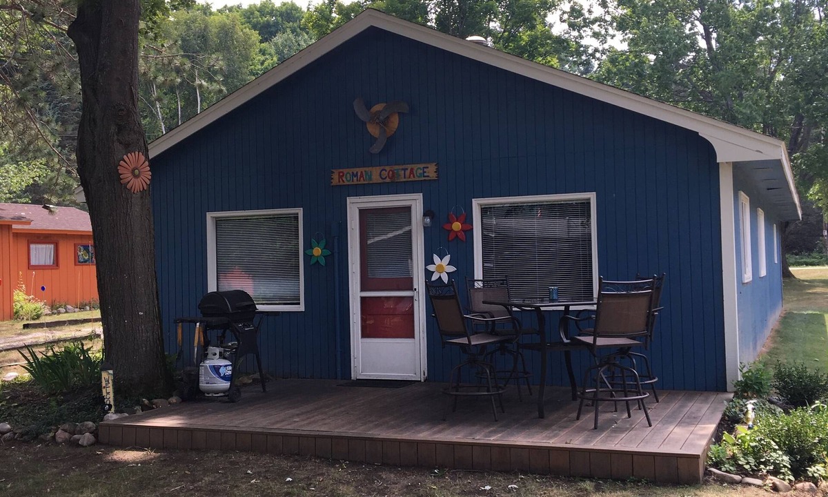 Bellaire Cottage | Roman Cottage on Intermediate Lake