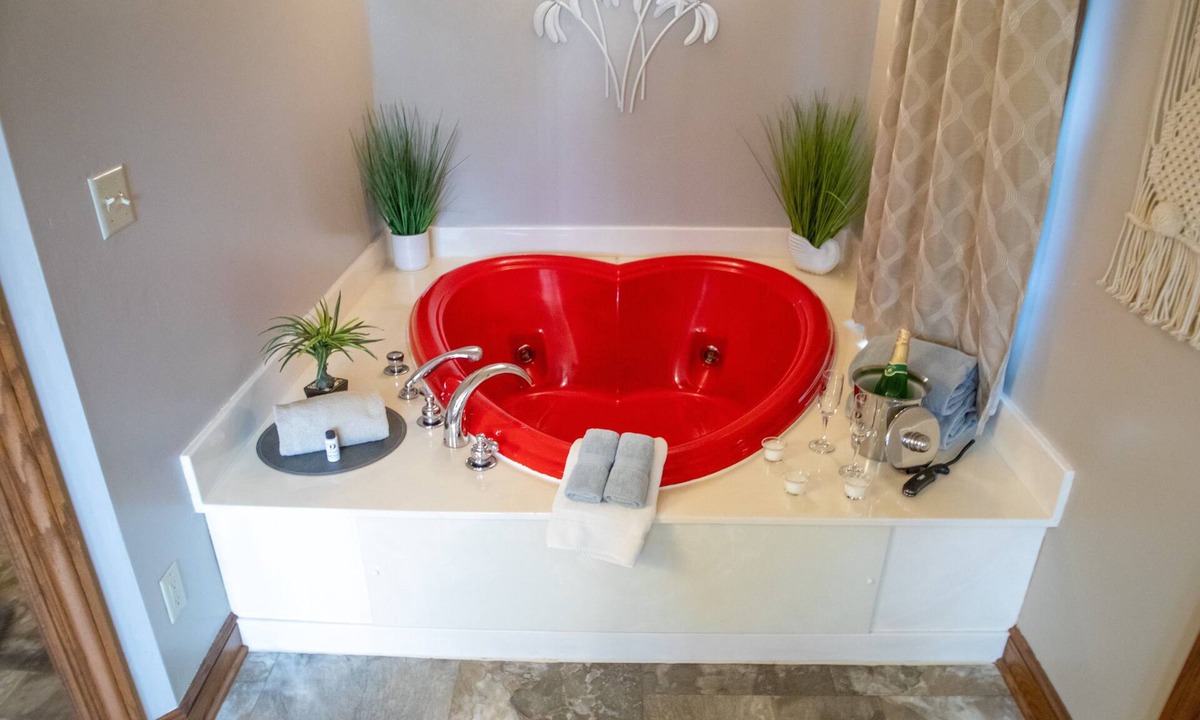 Berlin Apartment | Romantic Bridal Suite Rentals - Bridal Suite 1