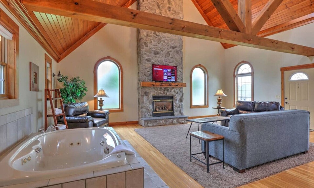 Millersburg Cottage | Romantic Cottage With Jacuzzi & Fireplace