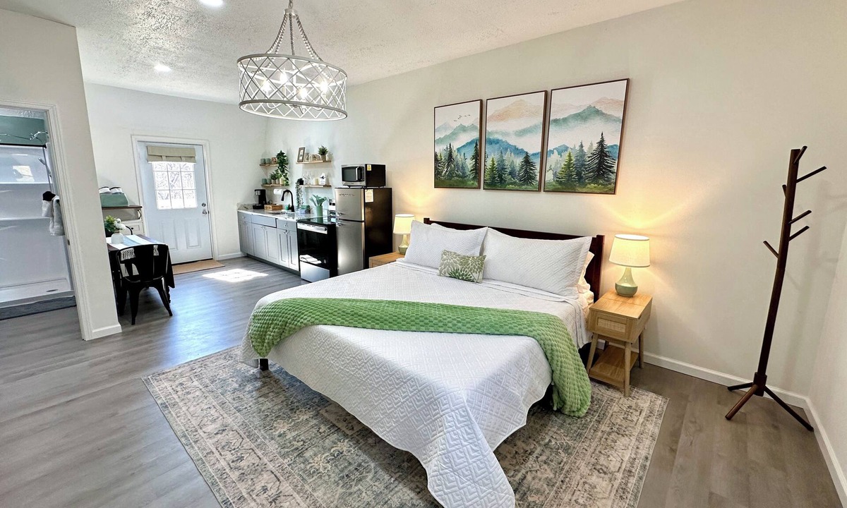 Zaleski House | Romantic King Bed, Heart Shaped Hot Tub, Fire Pit