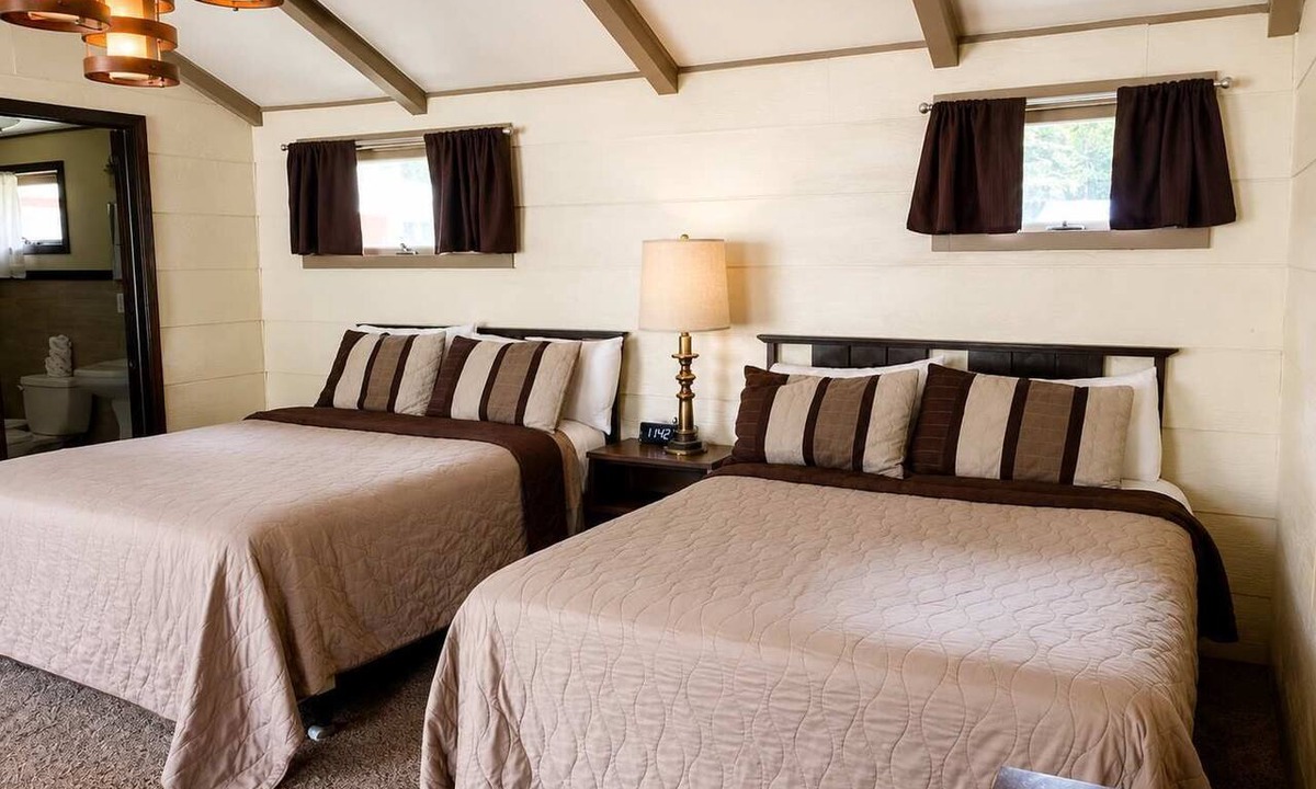 Grayling House | Room 14-2 Queen SuiteWoodland Motor Lodge
