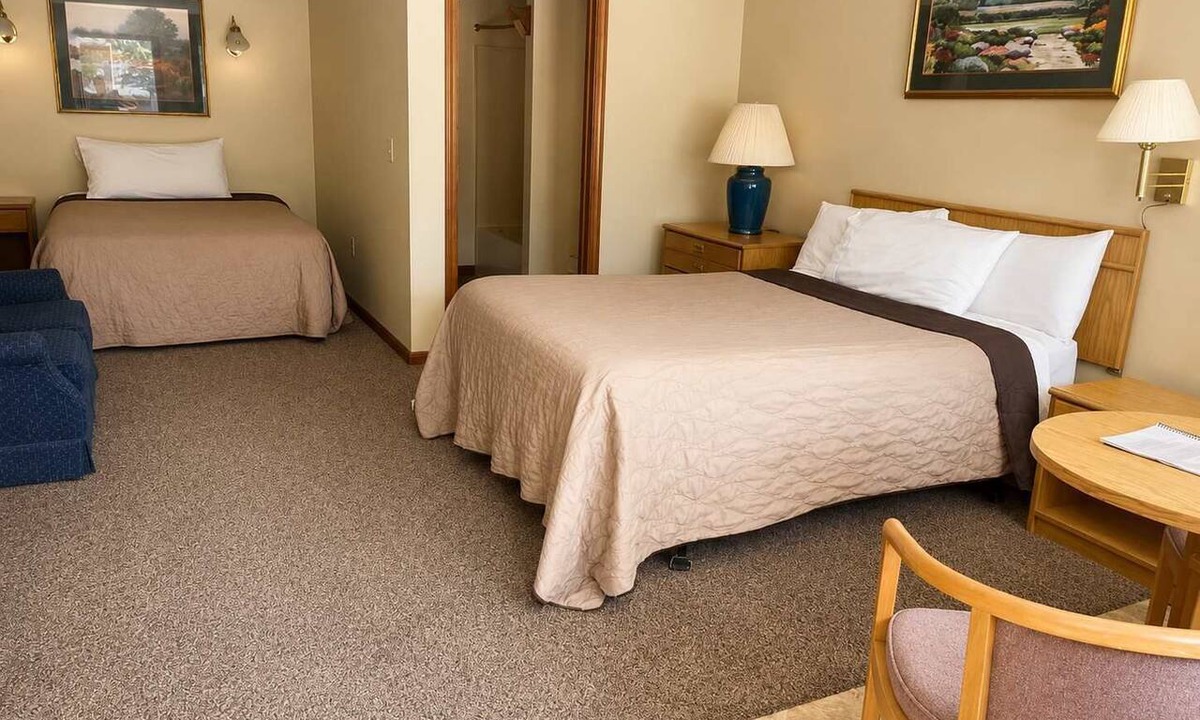 Grayling House | Room 26-1 Queen 1 Full Suite-Woodland Motor Lodge