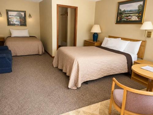 Grayling House | Room 29-1 Queen 1 Full Suite-Woodland Motor Lodge