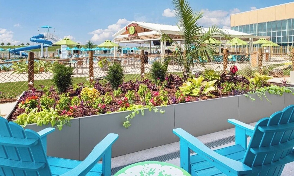 I-435 West KC-KS Hotel | Room w/Balcony Overlooking Pool – Your Tropical Escape Awaits
