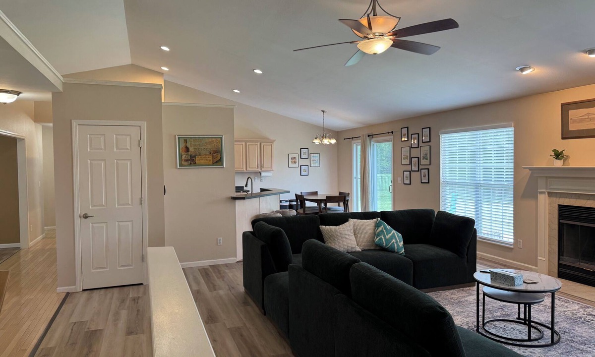Swansea House | Roomy Single-Floor Home Updated & Group-Ready