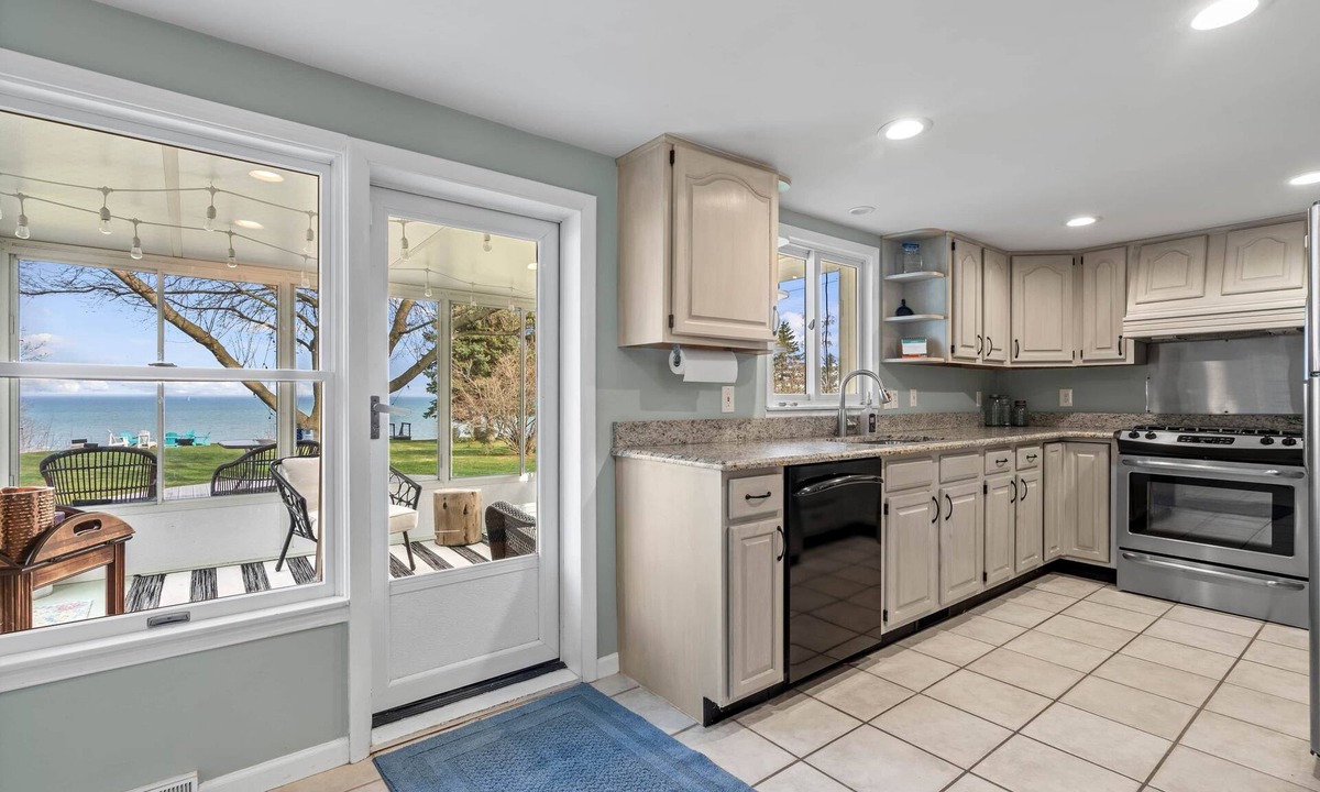 Carsonville House | Root 2 Rise Retreat is Lakefront and Sleeps 10!