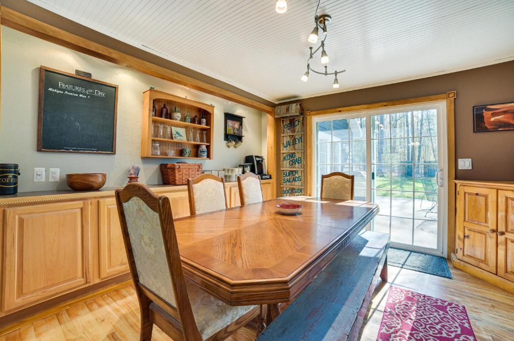 Higgins Lake House | Roscommon Vacation Rental about 1 Mi to Higgins Lake!