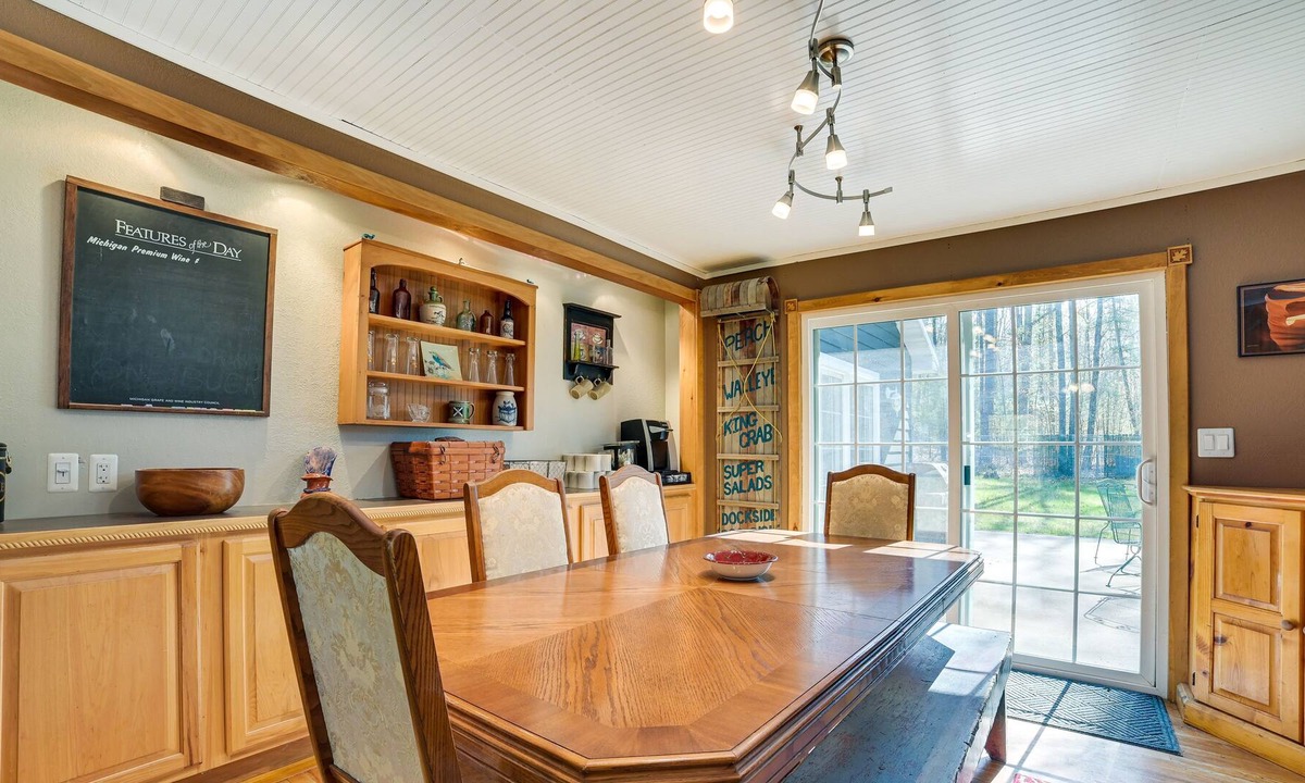 Higgins Lake House | Roscommon Vacation Rental ~ 1 Mi to Higgins Lake!