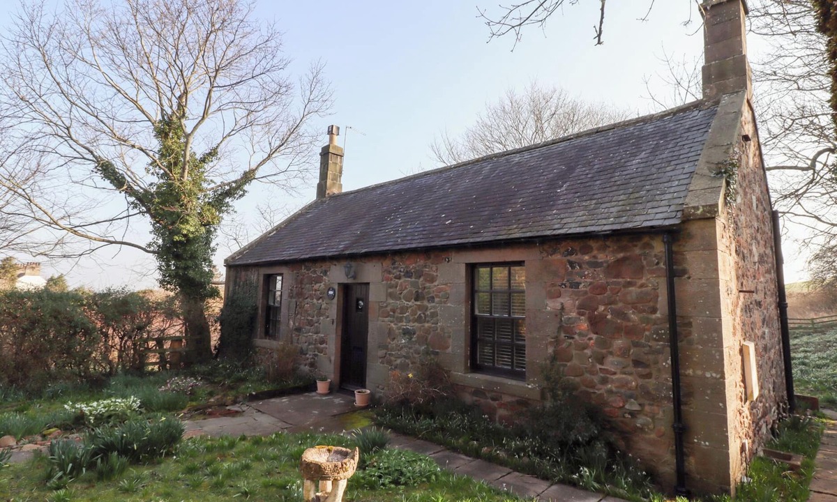 Akeld Cottage | ROSE COTTAGE, pet friendly, with pool in Wooler