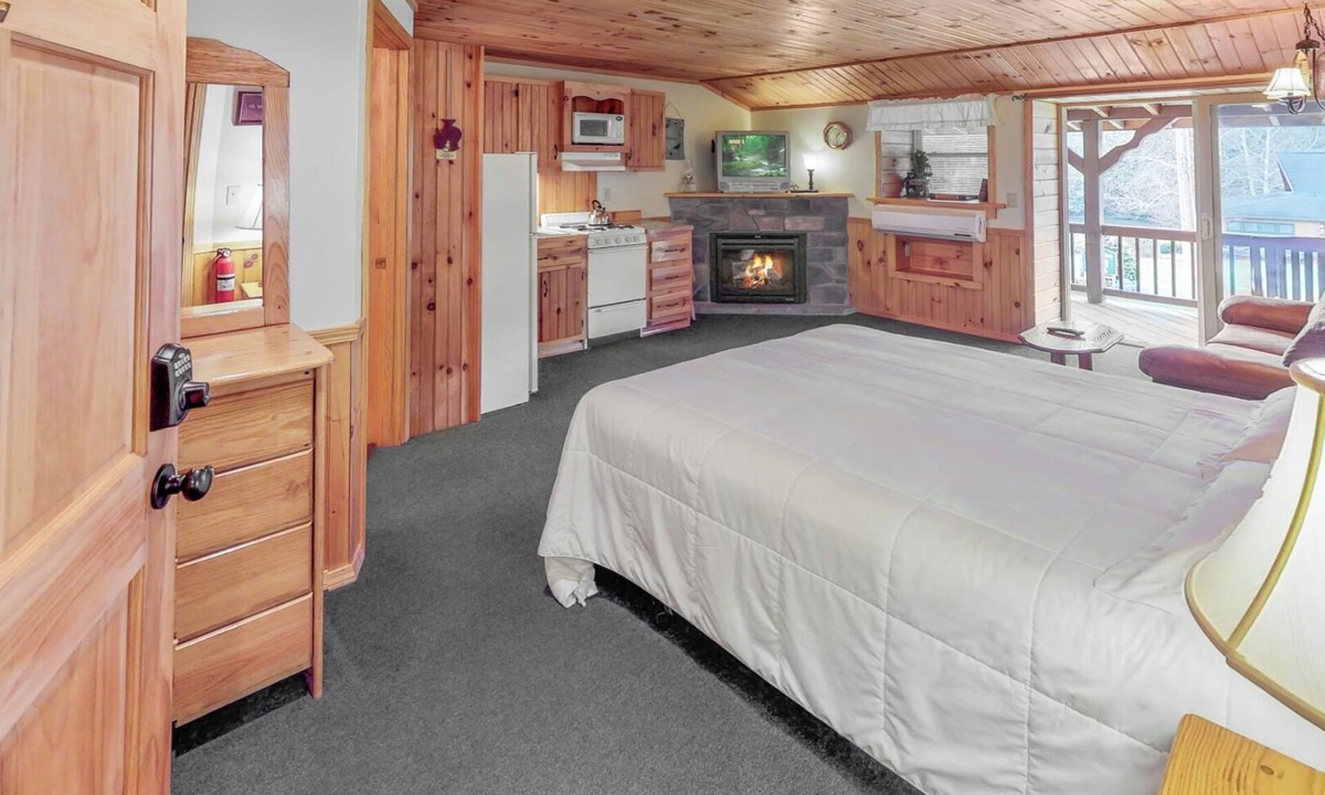 Gaines Hotel | Rough Cut Lodge - Suite 2