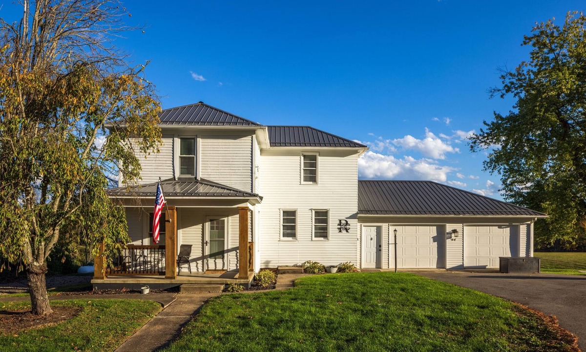 Logan House | Ruby's Farmhouse (Hocking Hills area)