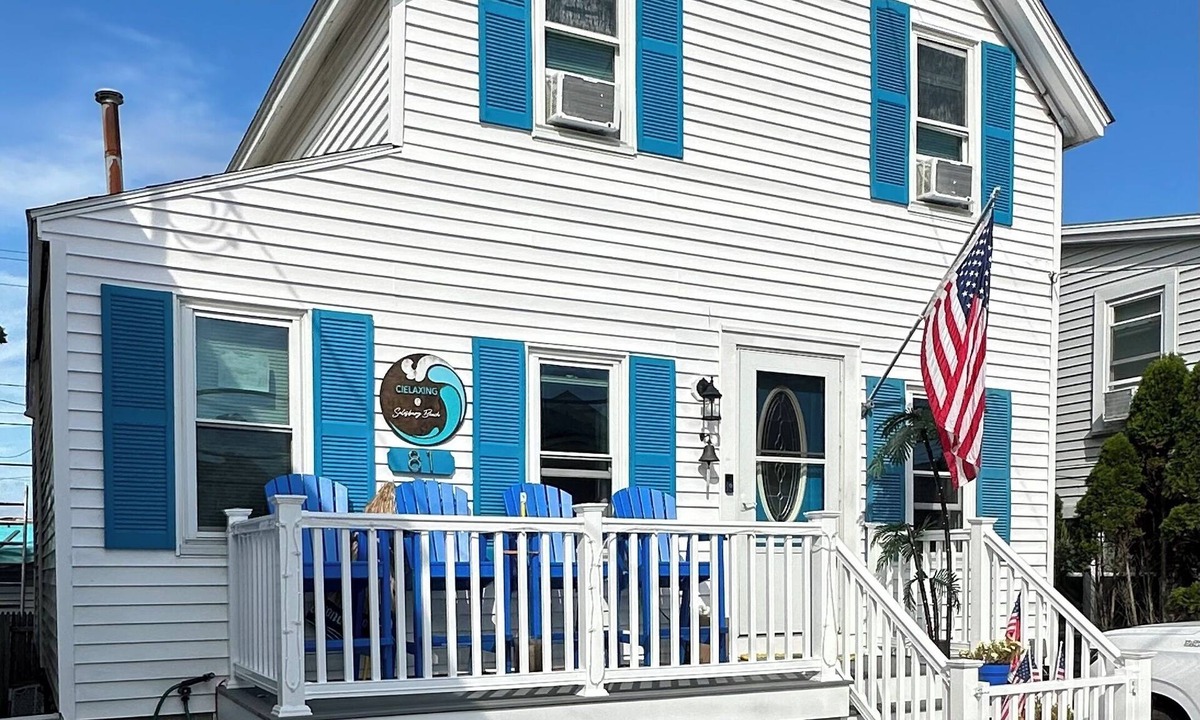 Salisbury Beach House | Salisbury Beach, parking for 5 cars, 3-bedroom house, walking distance to center