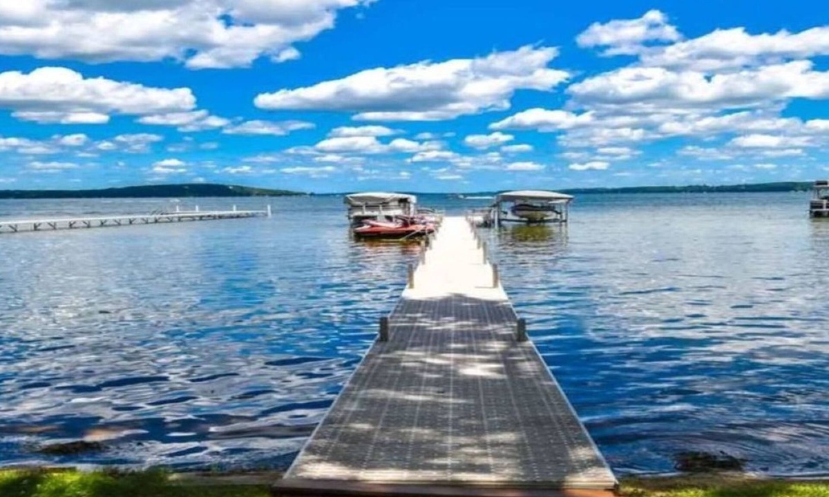 Markesan Cottage | Sandy Beach Lakefront Cottage on Green Lake Terrace
