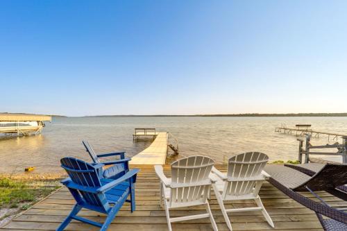 Central Lake House | Scenic Cottage w/Private Dock on Torch Lake