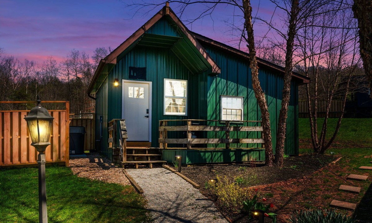 New Plymouth Cabin | Scouts Cottage - Pickleball Court, Hot Tub, Trails