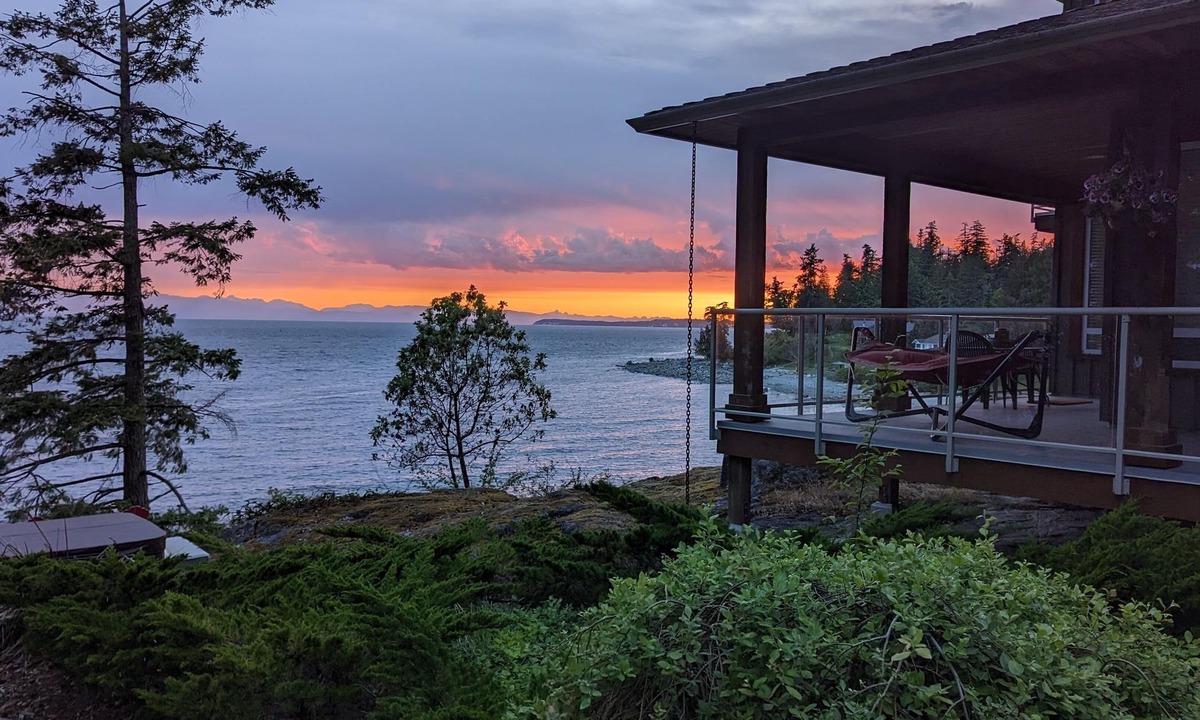 Powell River Cottage | SeaDog Oceanfront Cottage with Private Hot Tub!
