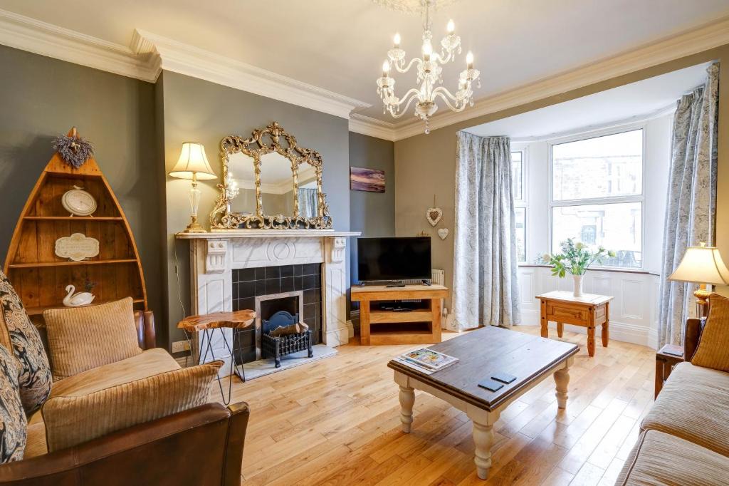 Amble House | Seashell House with SEA VIEWS and FREE GYM POOL PASS