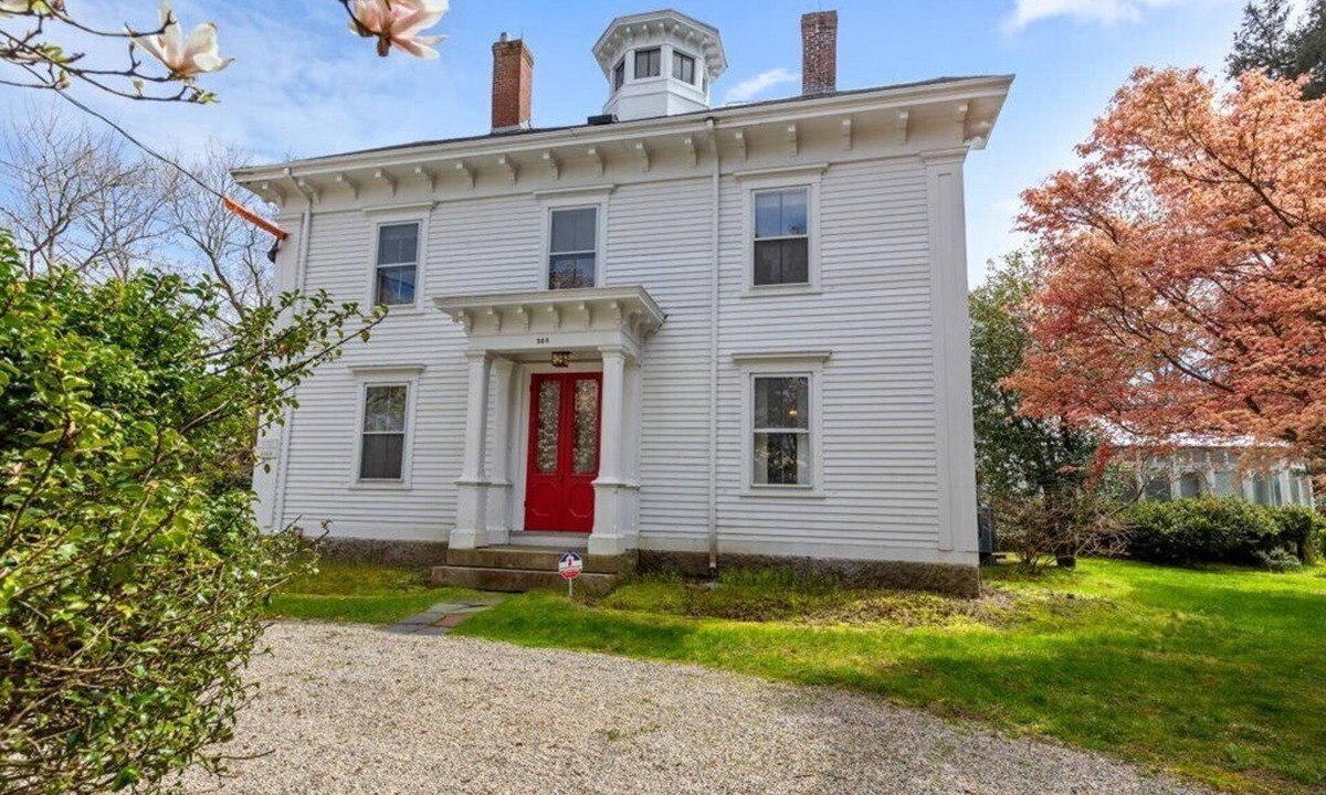 Dartmouth House | Seathrift Estate, on the Padanaram Harbour