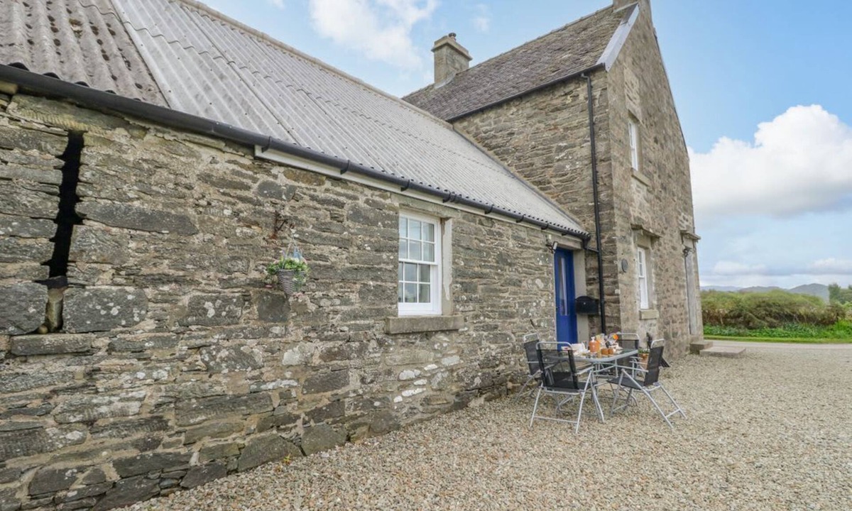 Lochgilphead Cottage | SEAVIEW-BARSLOISNACH COTTAGE with Beach Access