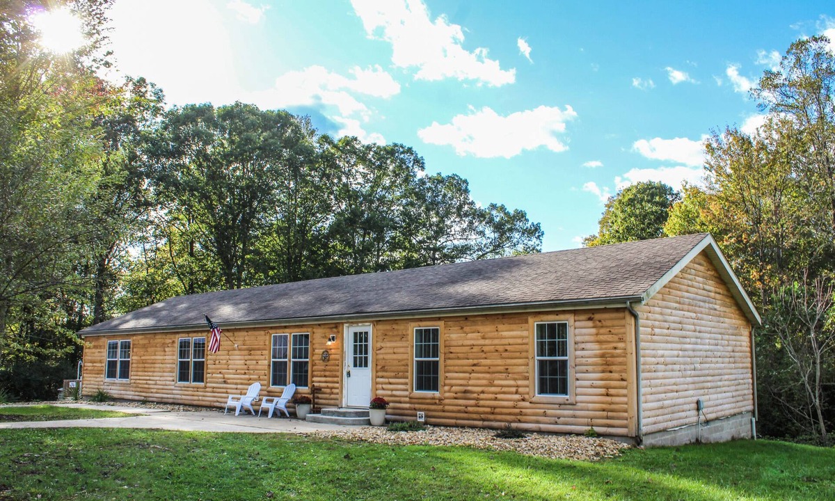 Nelsonville Cabin | Secluded Black Bear Lodge w/Private Pool & Hot Tub near Hocking Hills Ohio
