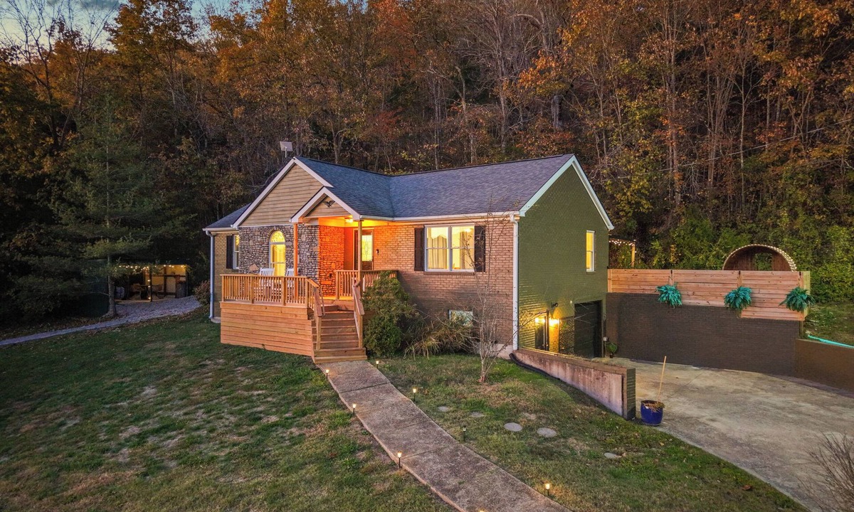 Chaplin House | Secluded Bourbon Trail Retreat Hot Tub, Barrel Sauna, Fire Pit, Game Room