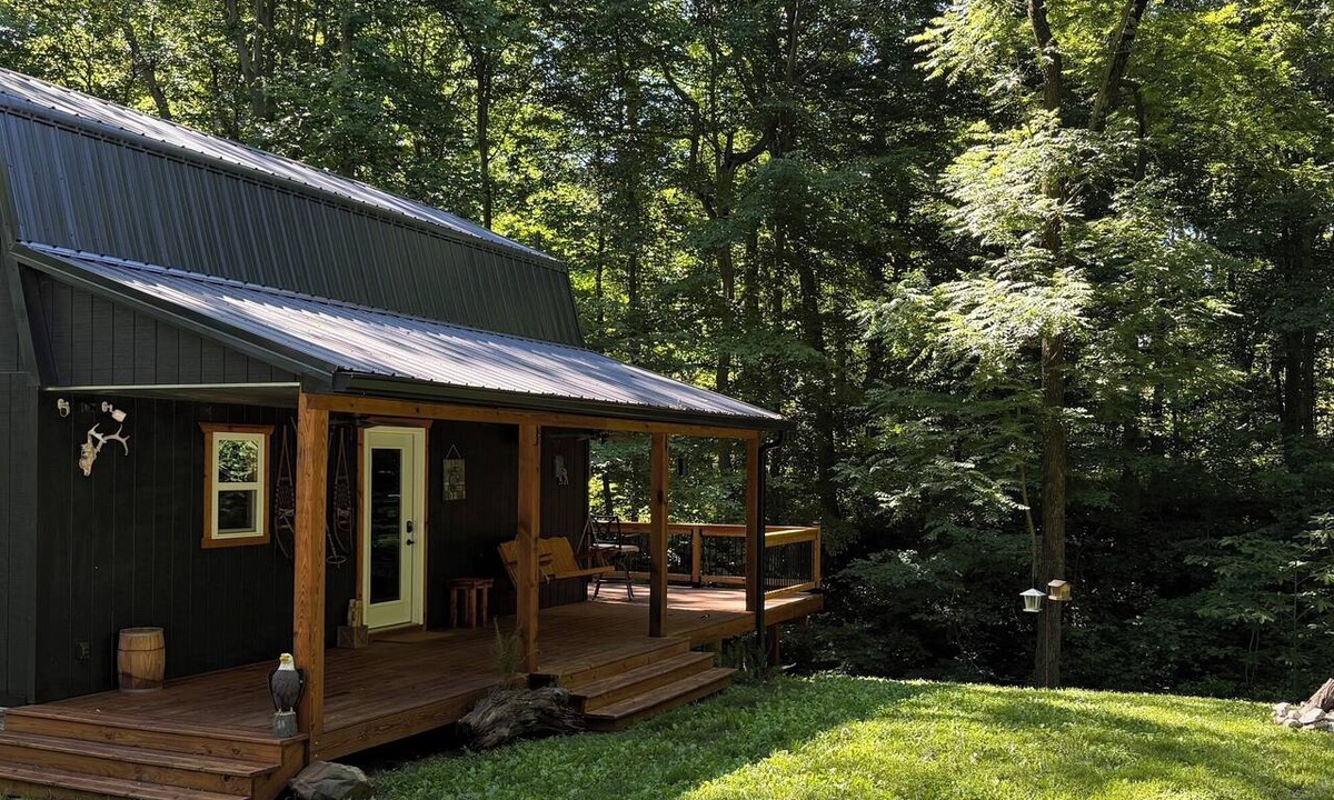 Reelsville Cabin | Secluded Cabin in the Woods, Private Nature Retreat Near Greencastle & I-70