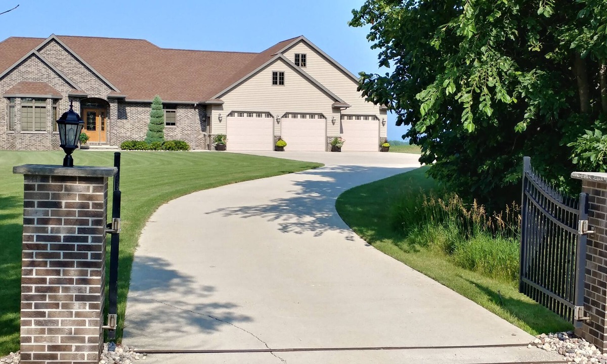 Chilton House | Secluded country home overlooking lake Winnebago