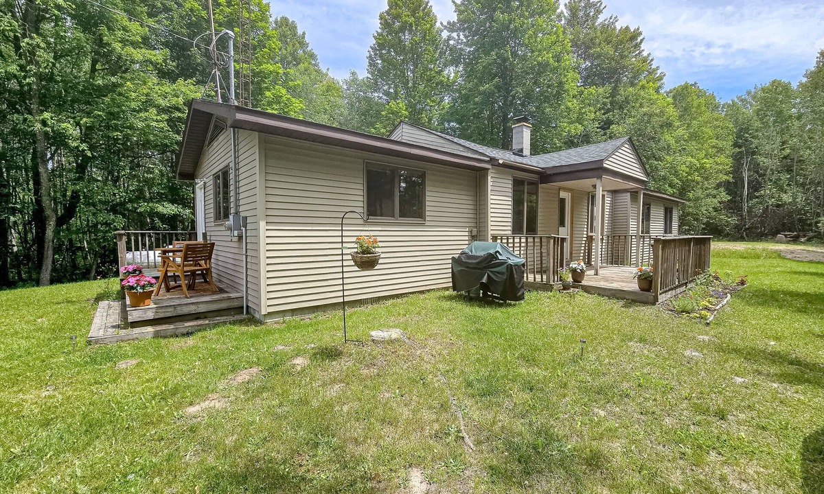 Honor House | Secluded Home with Firepit, Gas Grill, WIFI, WFH Station & Private W/D