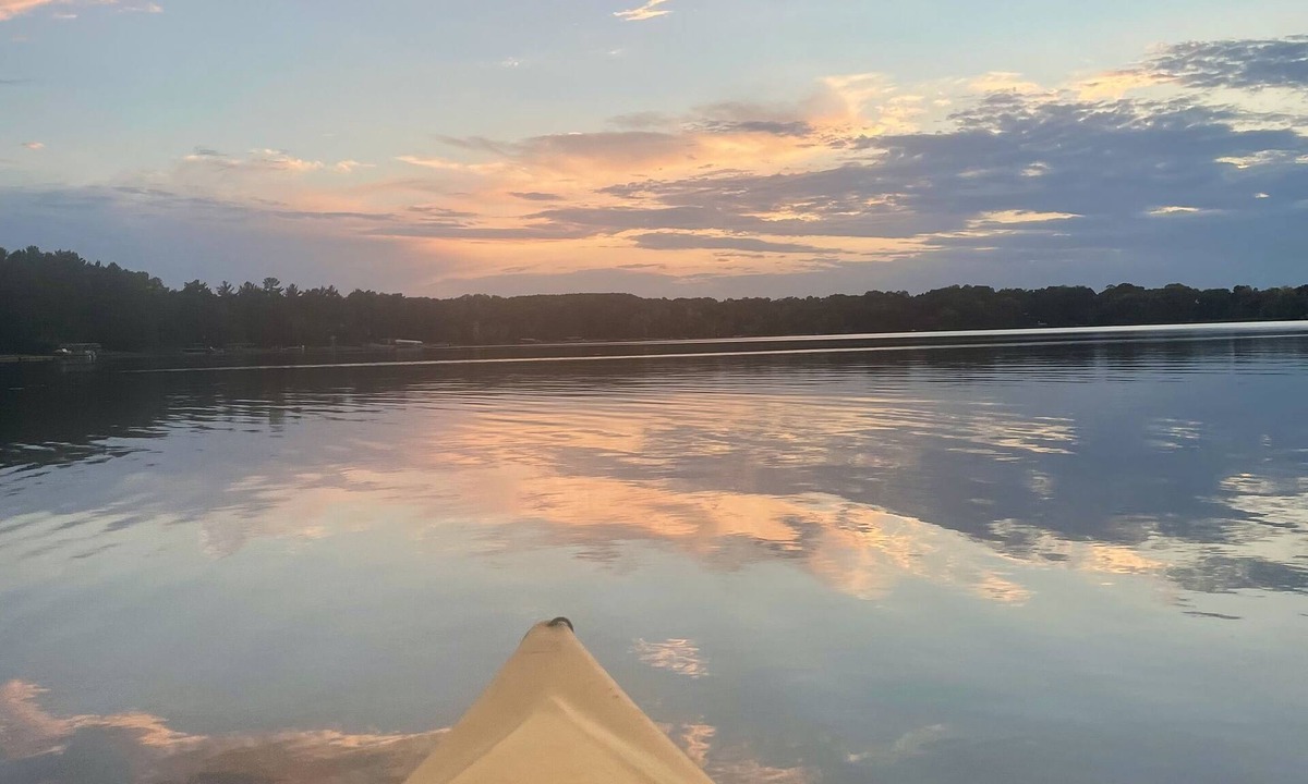 Ossipee House | Secluded lakeside retreat with hot tub, sandy beach, game room, & near Nisswa.