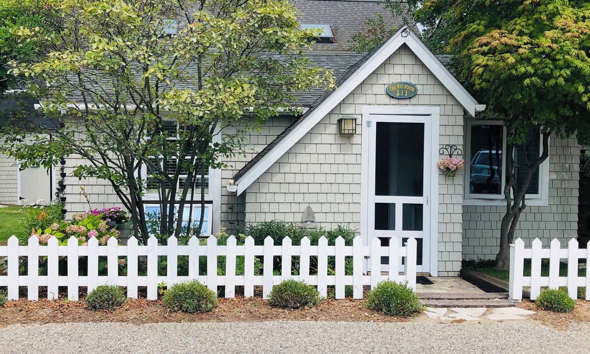 Frankfort Cottage | Secret Garden Cottage steps from Lake Michigan beach