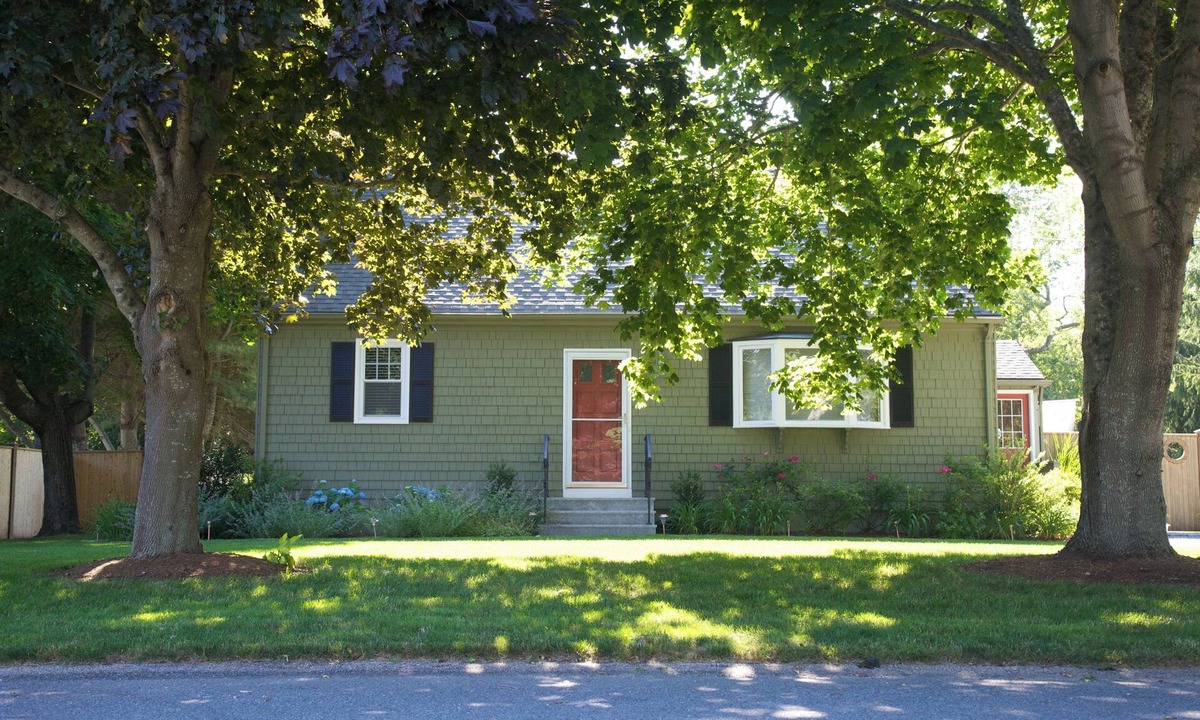 Green Hill House | Secure Your Monthly Rental! Charming Cape in Green Hill 1.4 miles to Ocean/Beach