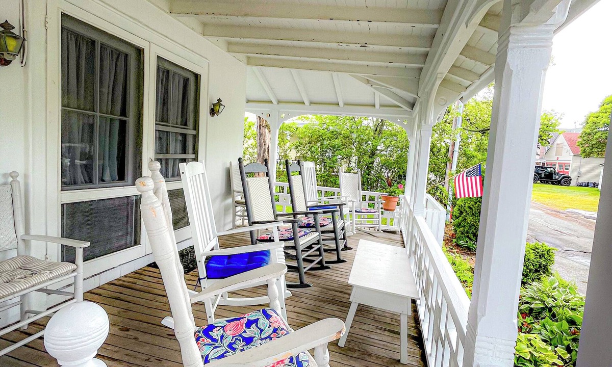 Oak Bluffs Cottage | September Weeks 2026 Available! 6 Beds! Walk to Beach, Ferry, Ocean Park and OB!