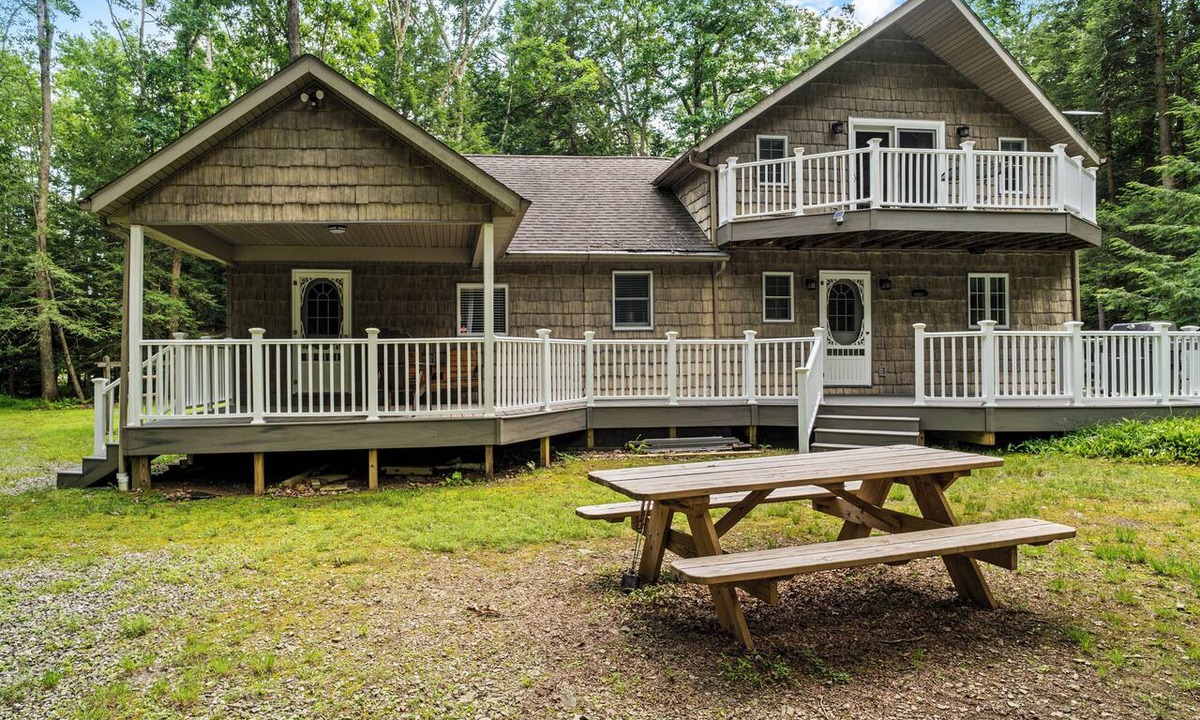 Clarington Cabin | Serene 4-bedroom cabin with AC in charming Clarington
