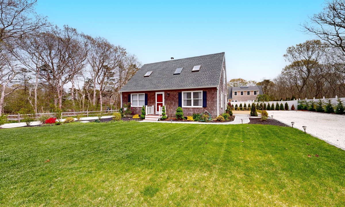 Katama House | Serene Dog Friendly Island Retreat with A/C and Washer/Dryer