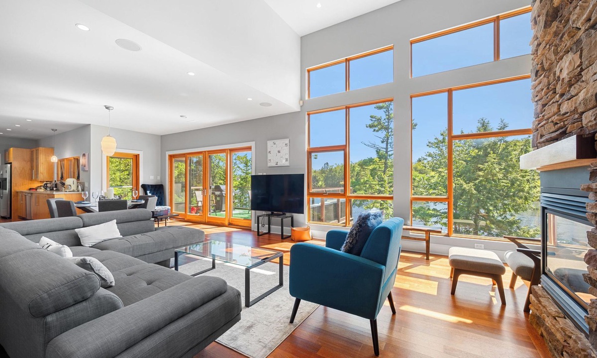 Hammonds Plains Villa | Serene modern Lakehouse on Golf Course