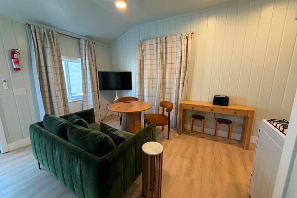 Oscoda Cabin | Seven Shores Retreat Lake Huron Oscoda Cabin 3