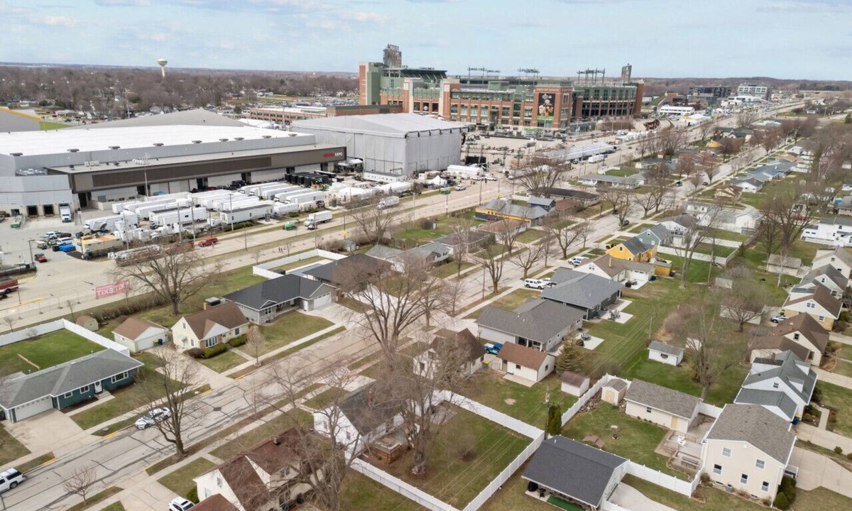 Green Bay House | Shadow of Lambeau! 3 Min Walk|Fenced in Backyard