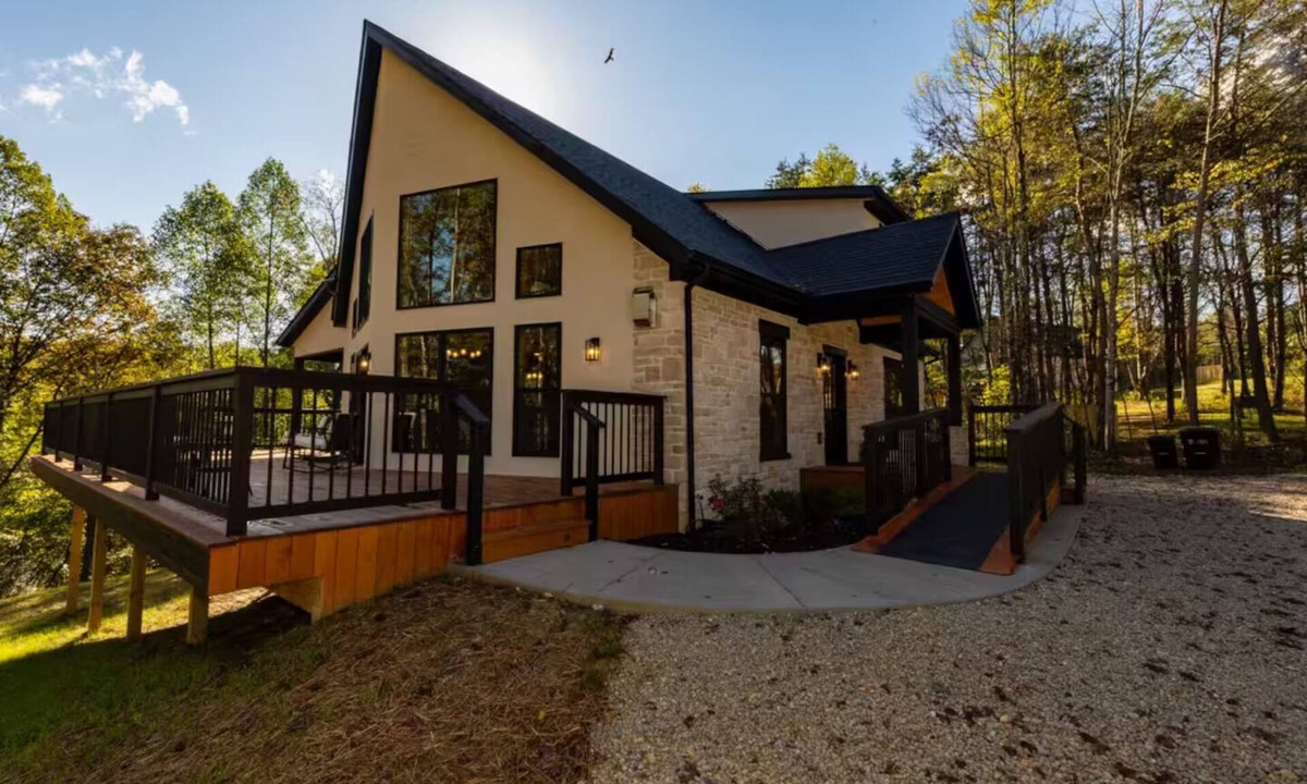 Logan Cabin | Shay's Western Luxury Retreat-Hot Tub-Sleeps 16 in Logan close to Old Man’s Cave