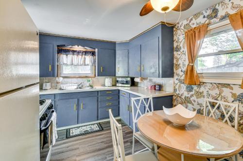 Prudenville House | Shop, Dine, Walk to Houghton Lake! Family Getaway