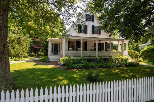 Yarmouth Port House | Shopping Restaurants 6 mins to Beach AC