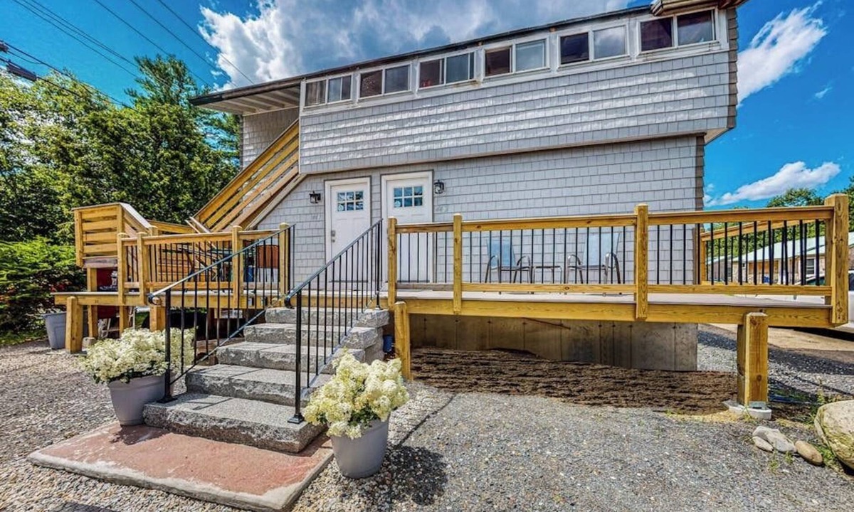 Kennebunk House | Shorebreeze Inn | Tri-Plex in Kennebunk, Family Fun, Pool, Outdoor games