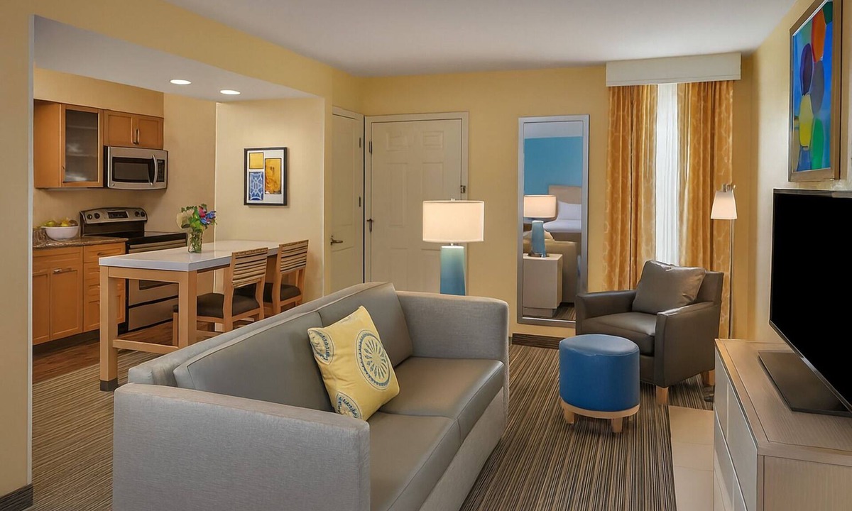 Middleburg Heights Hotel | Short Walk to Lake to Lake Western Trail Head! 4 Spacious Units W/Full Kitchen