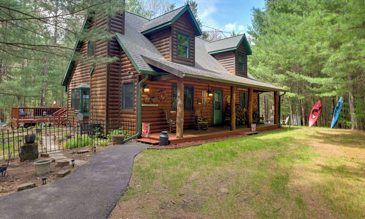 Town of Westfield Cabin | Short Walk to Lawrence Lake! Rustic Cabin w/Deck