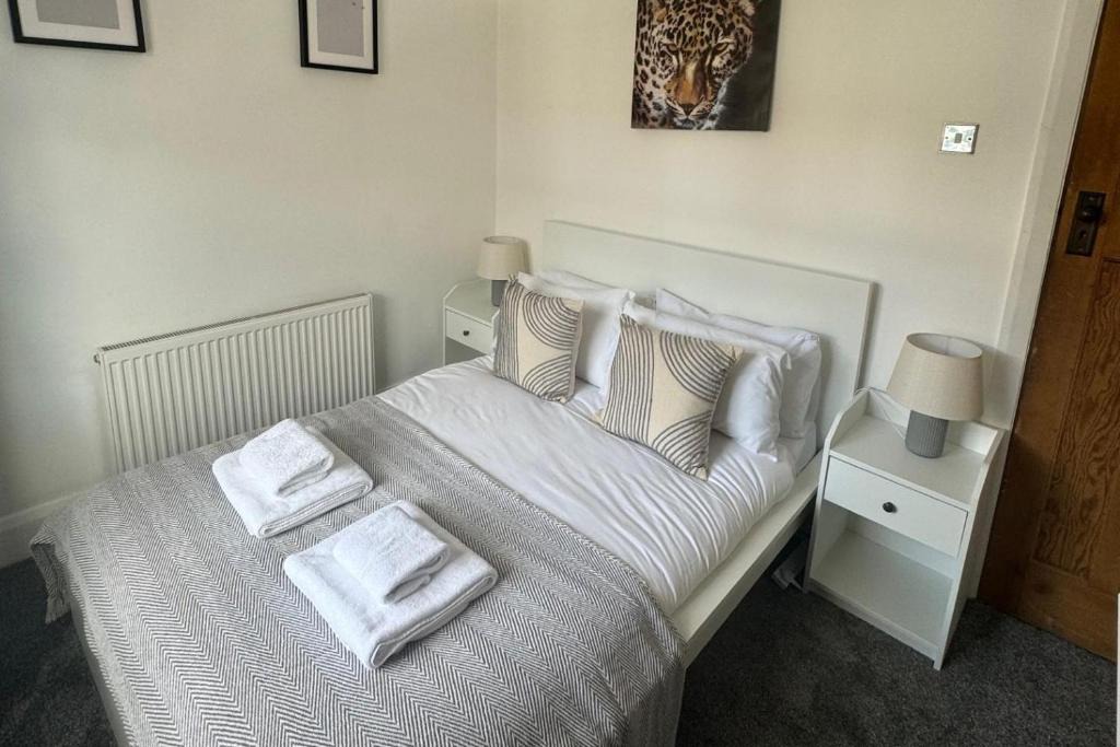 Heaton Apartment | Simonside Apartment - Sleeps 6 - Pets Ok - Parking