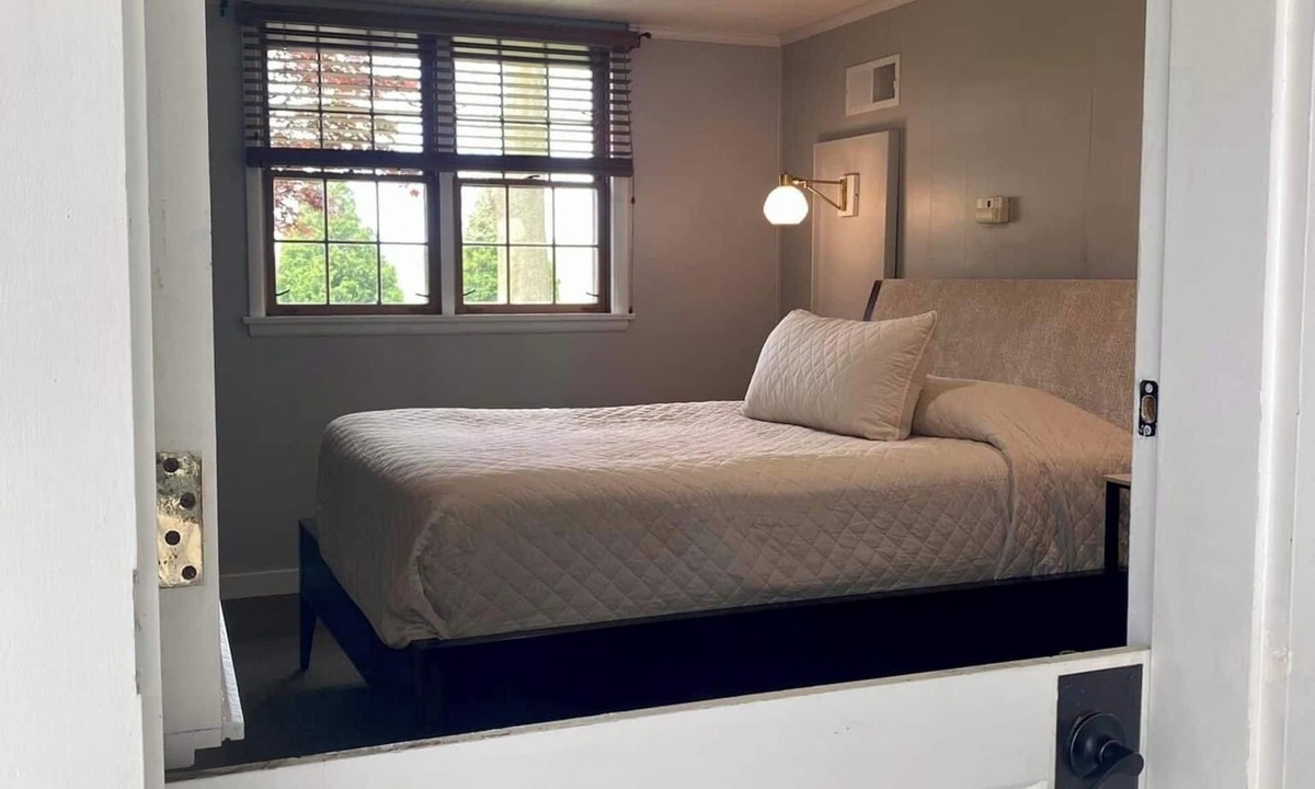 Sandusky Cabin | Six miles from Lake Erie Ferries, Pet Friendly Private Room with Bath