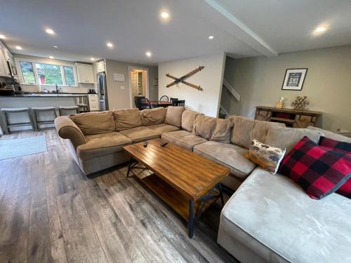 Ellicottville House | SKI Bike, Hike & Golf Townhouse w/Hot tub