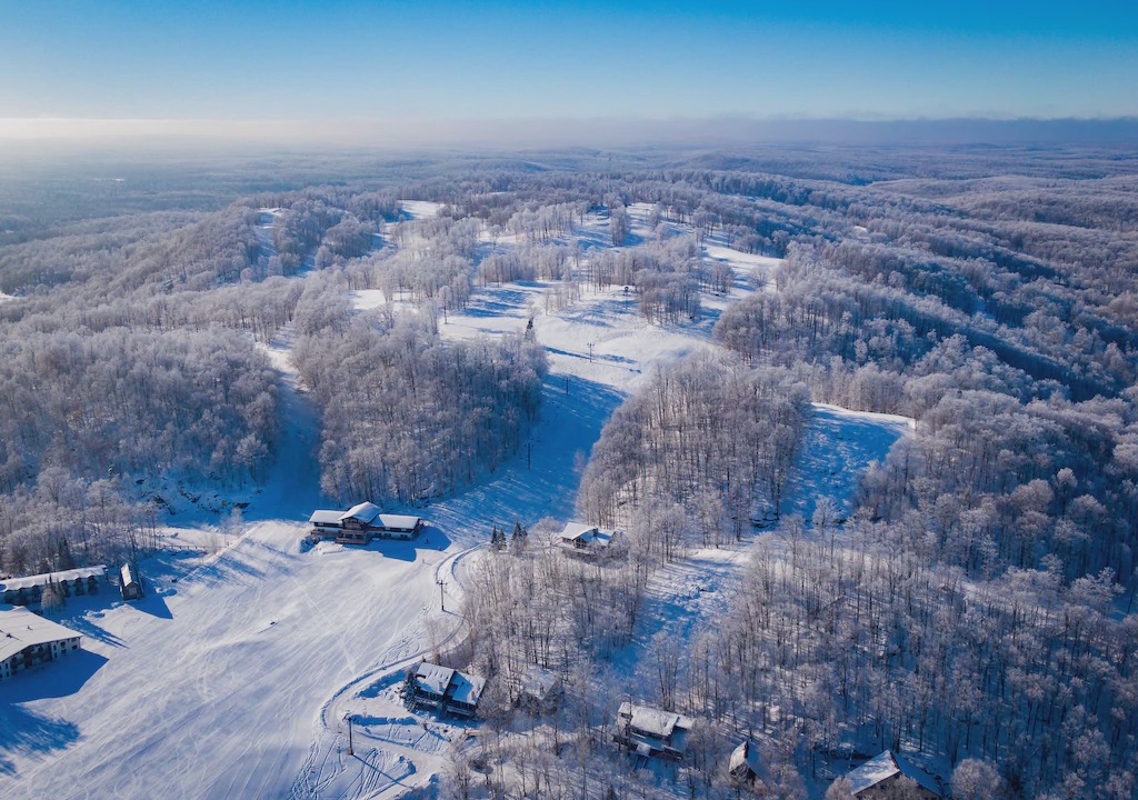 Upson House | Ski-in/out 1 Bdrm Chalet w sauna on slopes, lake & golf course - sleeps 2
